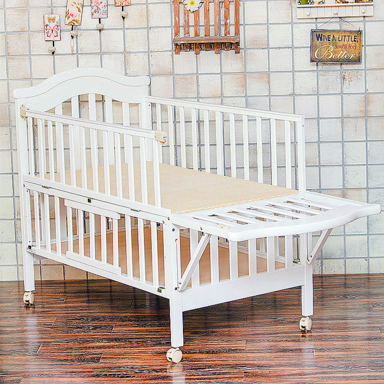 Protable Baby Crib with Caster in Wood
